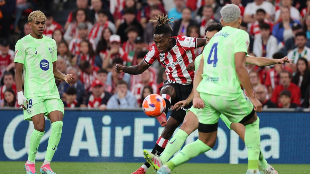 Nico Williams tira a puerta ante la presión de la zaga culé.