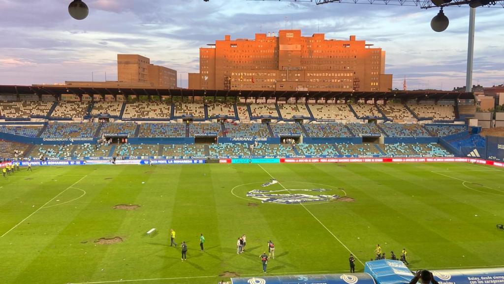 Así terminaba La Romareda tras la invasión de campo.