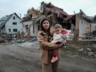 01_MARIA SENOVILLA_ Tania y su bebé Solomiya, delante de su casa bombardeada por Rusia durante la noche, en la localidad de Markhalivka (Kiev)
