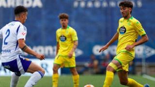 Obrador controla un balón durante el partido.