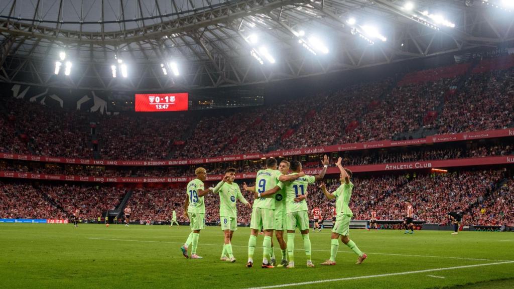 Los jugadores del Barça celebran el primer gol de Lewandowski.