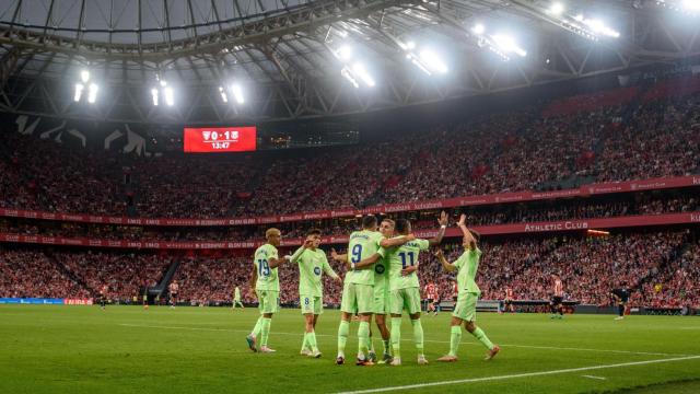 Los jugadores del Barça celebran el primer gol de Lewandowski.