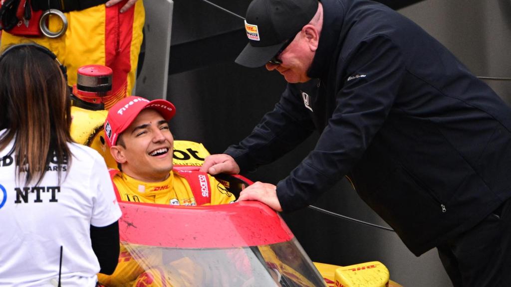 Alex Palou, junto a Chip Ganassi, tras ganar las 500 Millas de Indianápolis