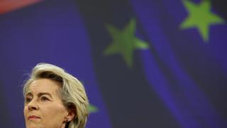 La presidenta de la Comisión Europea, Ursula von der Leyen, asiste a una conferencia de prensa con el canciller alemán, Friedrich Merz, en Bruselas.
