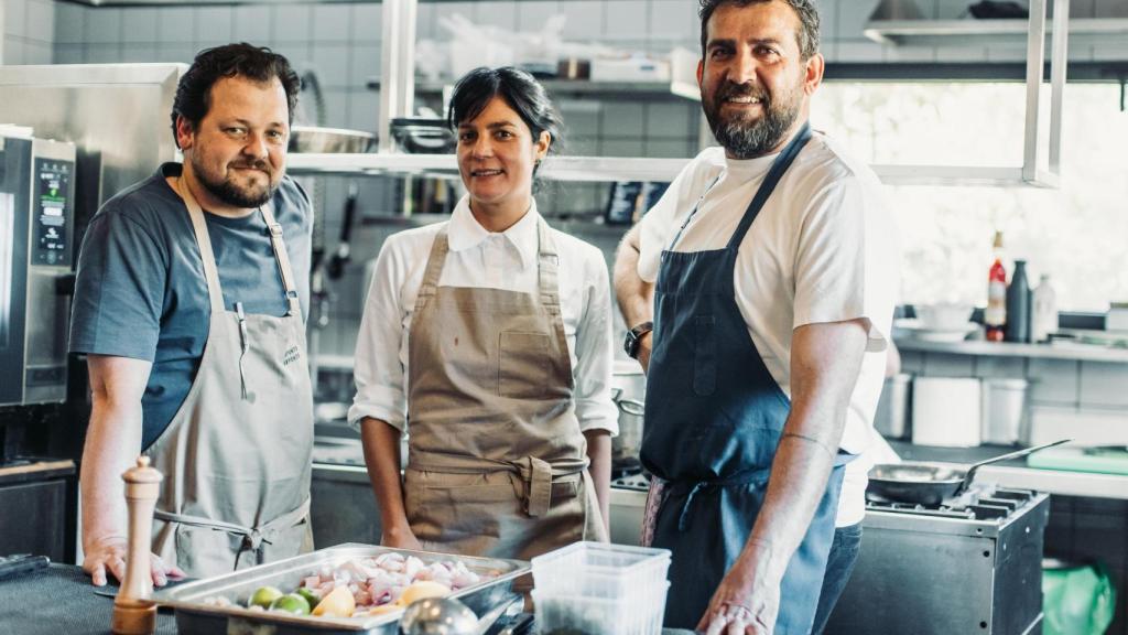 Joao Rodrigues, Manu Buffara y Maksut Askar en la cocina de Canalha Comporta, la noche de su cena a seis manos.