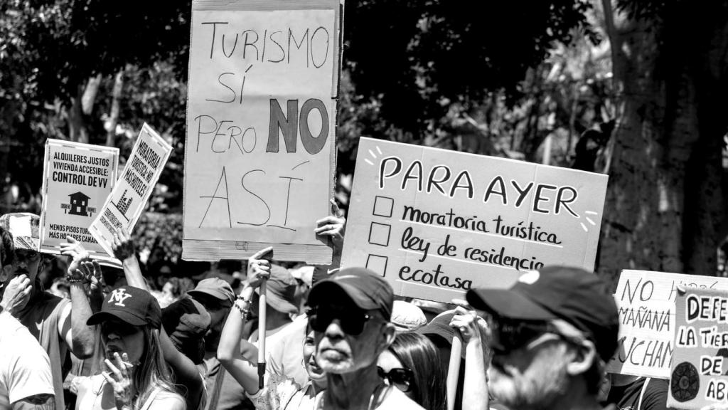 Varias personas durante una manifestación contra el turismo masivo, a 18 de mayo de 2025, en Santa Cruz de Tenerife, Tenerife, Canarias (España).