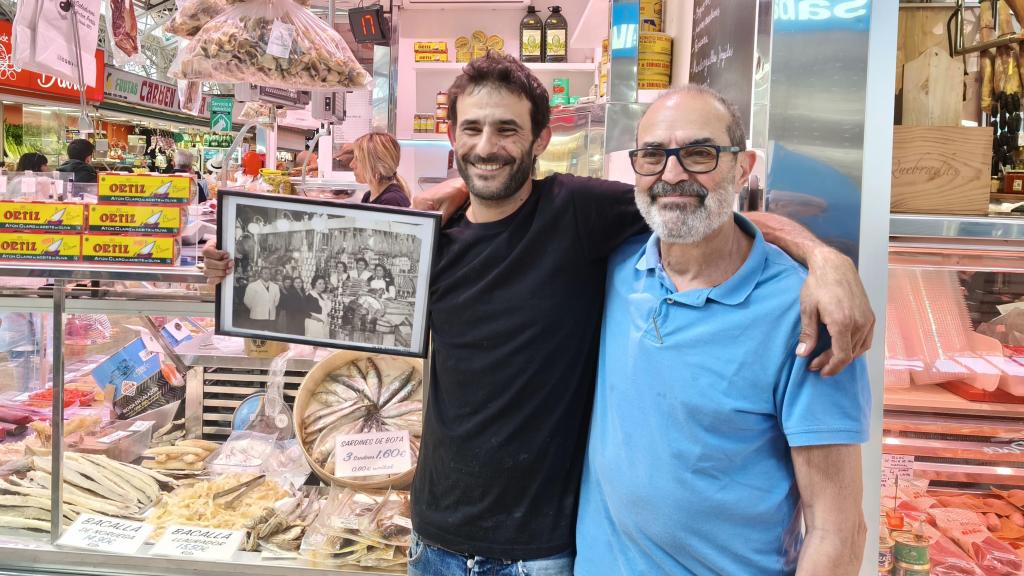 Héctor Peris (izquierda) junto a su padre Vicente Peris (derecha) y una imagen de su puesto en el mercado hace más de 50 años.