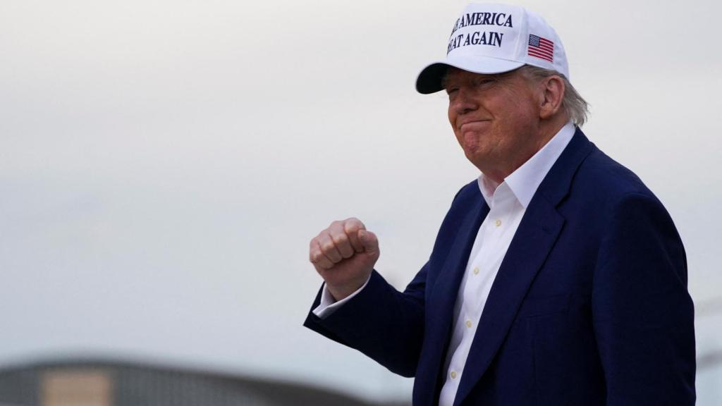 Donald Trump alza el puño tras aterrizar este domingo en la Base Aérea Andrews, en Maryland.