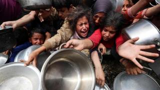 Un grupo de niños llora mientras esperan comida en la Franja de Gaza.