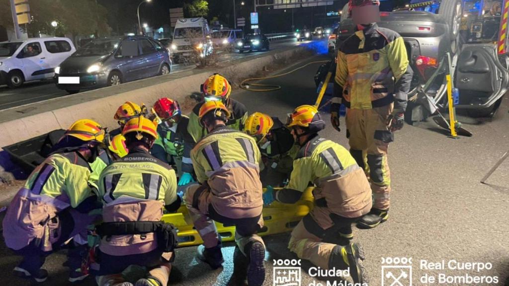 Intervención de los bomberos en el accidente ocurrido en Málaga.