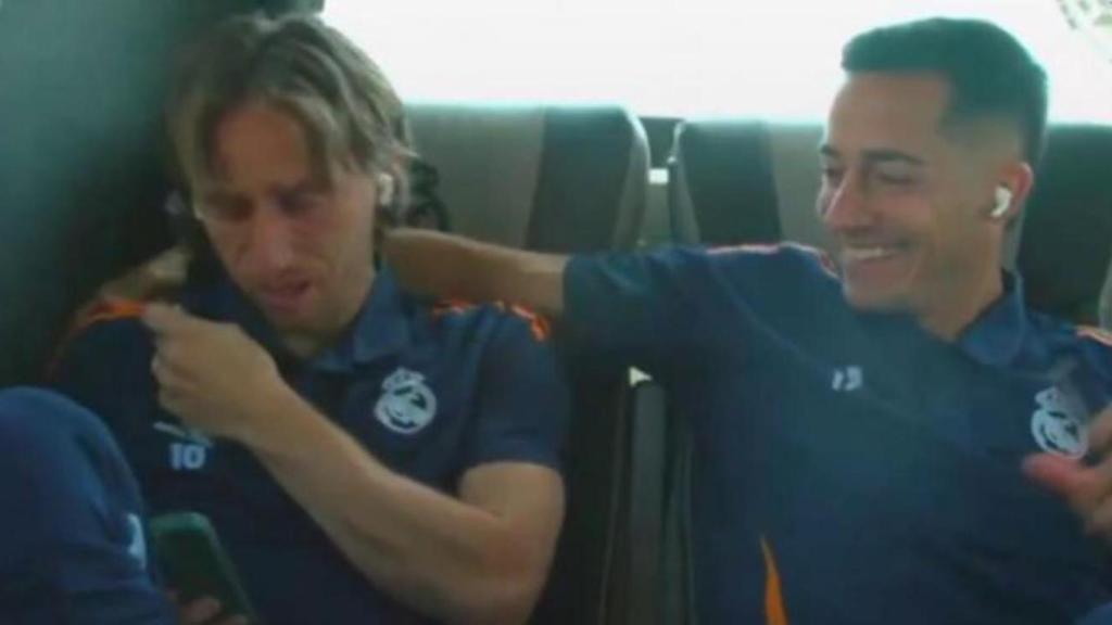 Lucas Vázquez consuela a Modric en el autobús del Real Madrid