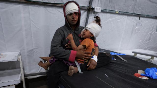 Una madre y su hijo heridos tras el bombardeo de una escuela en Gaza por parte de Israel.