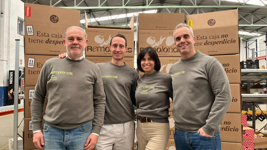 Parte del equipo de Remolonas Food, en su nave en Valladolid.