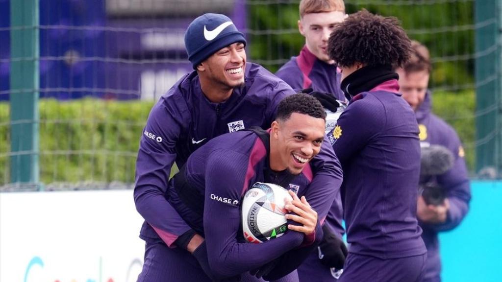 Bellingham y Alexander-Arnold se divierten en un entrenamiento con Inglaterra