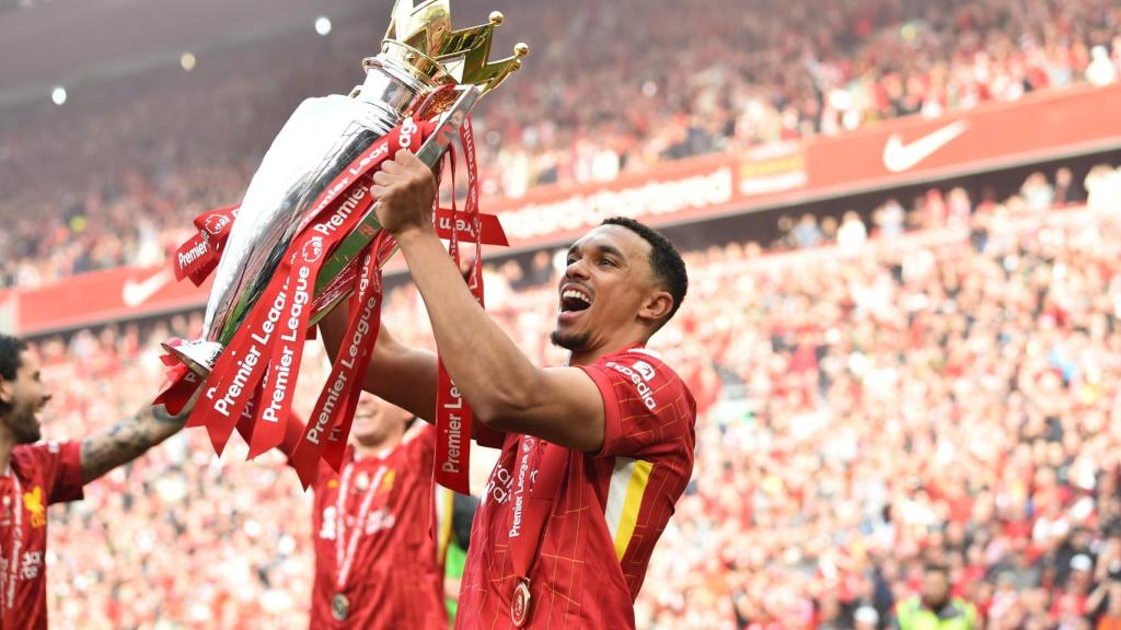 Alexander-Arnold celebra el título de la Premier League con el Liverpool