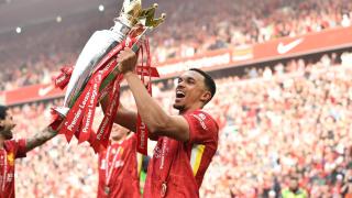 Alexander-Arnold celebra el título de la Premier League con el Liverpool