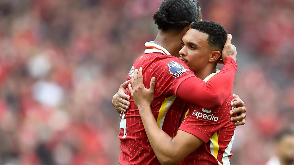 Alexander-Arnold se abraza con Van Dijk en su último partido con el Liverpool