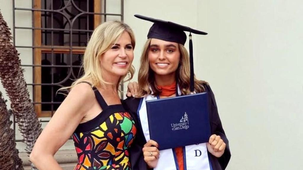 Patricia Cerezo junto a su hija mayor, Natalia, el día de su graduación en Estados Unidos.
