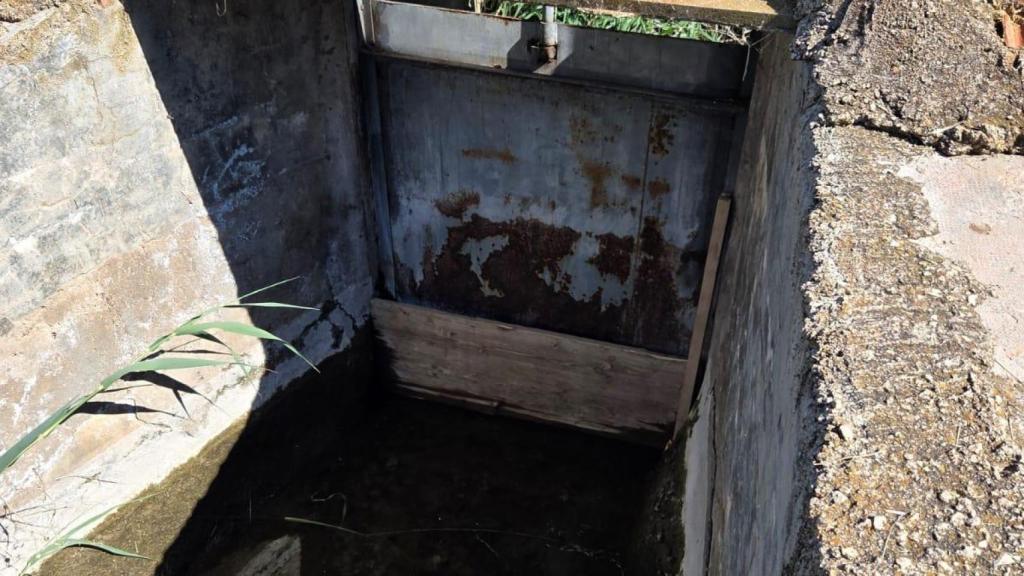 La compuerta que permite el paso de agua a las Lagunas de Villafranca, cerrada este domingo.