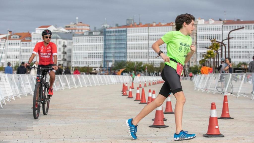 Campeonato de España de Triatlón en Distancia Olímpica: en A Coruña el 31 de mayo y 1 de junio