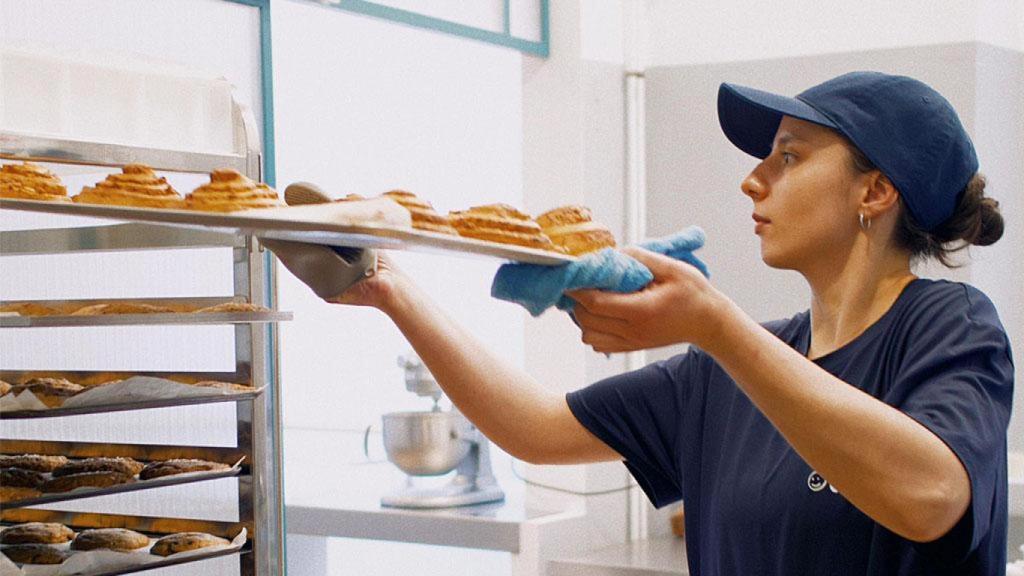 Laura trabajando en su negocio