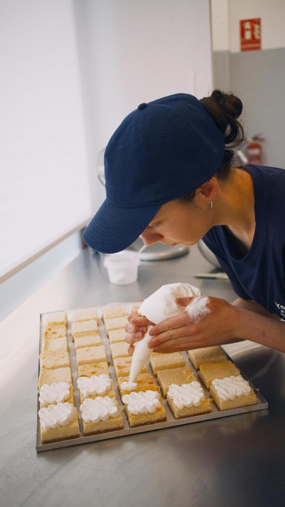 Laura en Bucle haciendo una de sus elaboraciones