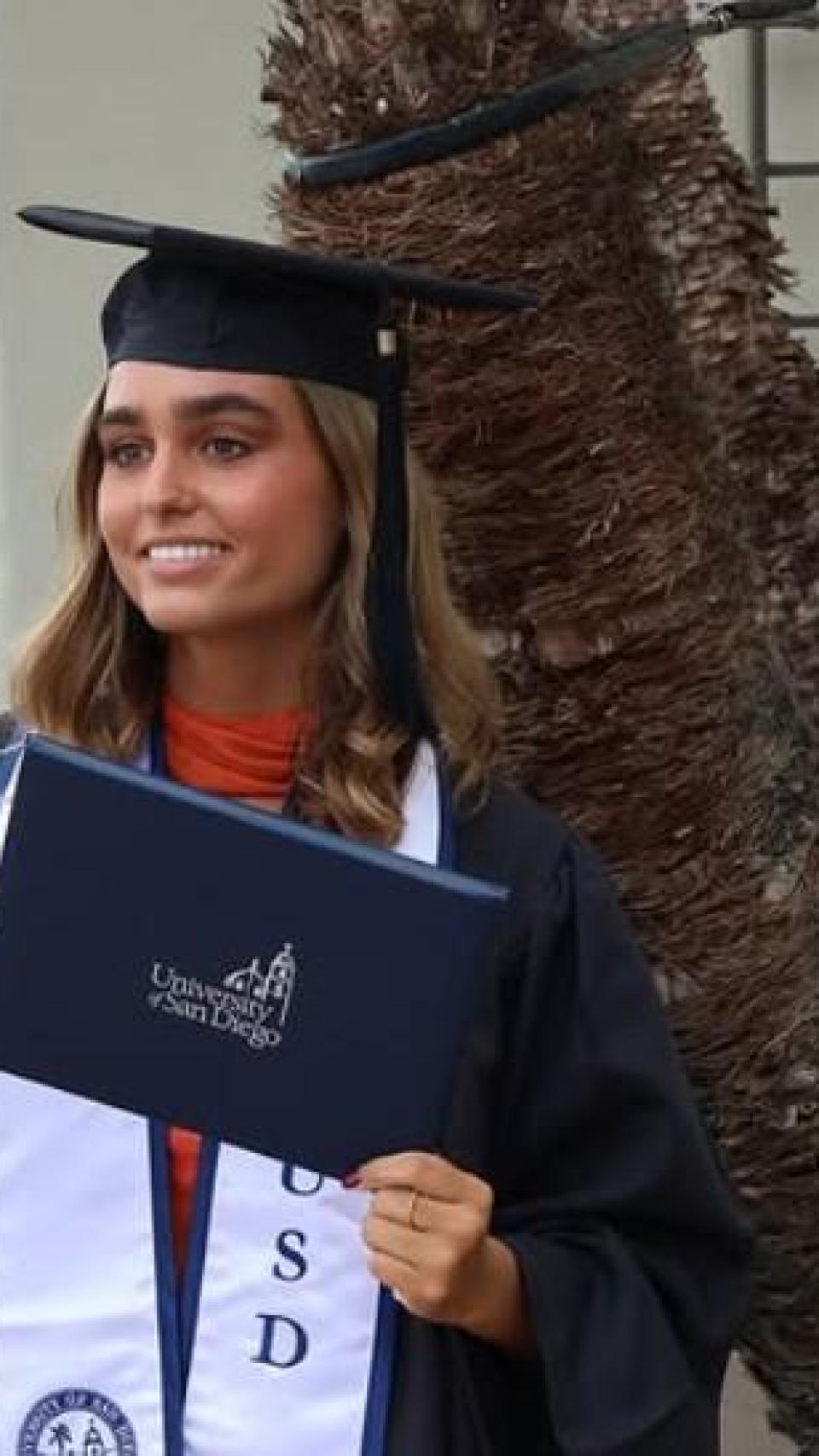 Natalia García Cerezo, posando, feliz, con su diploma.