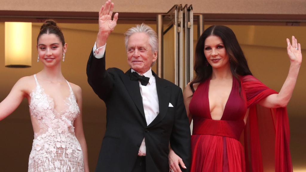 Carys Douglas, Catherine Zeta-Jones y Michael Douglas en el Festival de Cannes.