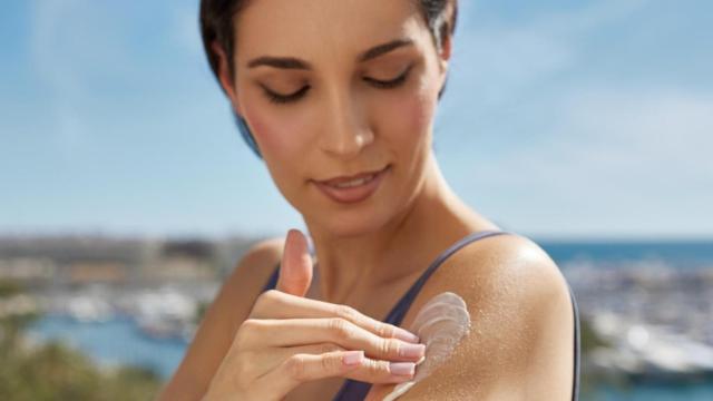 La importancia de aplicar crema solar en nuestra piel.