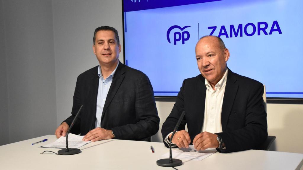 El presidente provincial del Partido Popular en Zamora, José María Barrios, y el procurador autonómico y presidente de la Comisión de Economía y Hacienda en las Cortes, Alberto Castro
