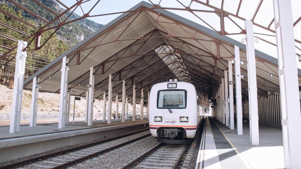 El Canfranero, listo para recuperar el servicio.