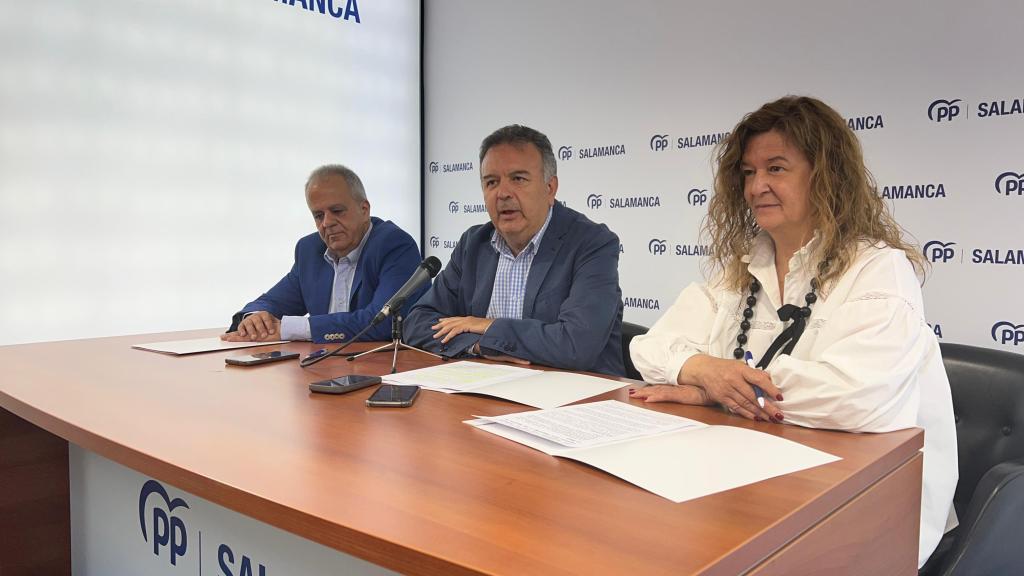 los procuradores autonómicos del Partido Popular Carmen Sánchez Bellota, Raúl Hernández y José María Sánchez