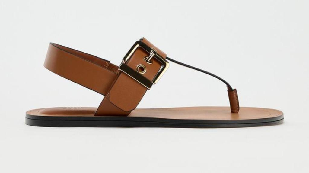 Sandalia plana con hebilla de ZARA