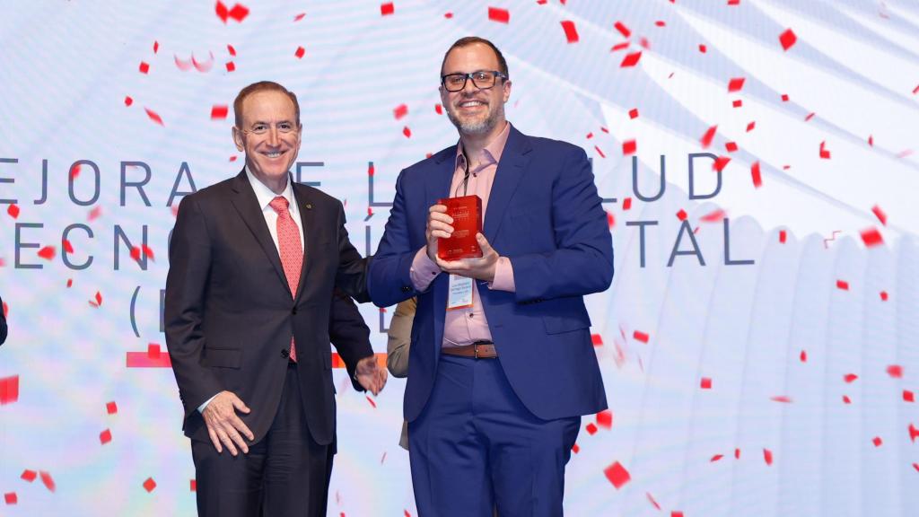 Luis Santiago, CEO y cofundador de PEGASI, recoge el premio a la Mejora de la Salud y Tecnología Digital (e-Health) en los Premios Fundación MAPFRE a la Innovación Social.