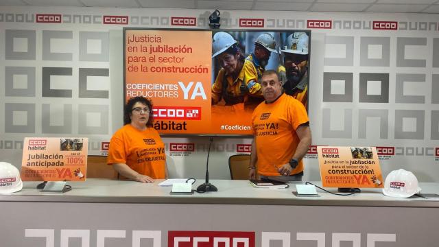 La secretaria general de la Federación de Hábitat de CCOO CyL, Lourdes Herreros, y el secretario de Negociación Colectiva y Salud Laboral de esta Federación, Óscar Ferrero, durante la rueda de prensa de este lunes