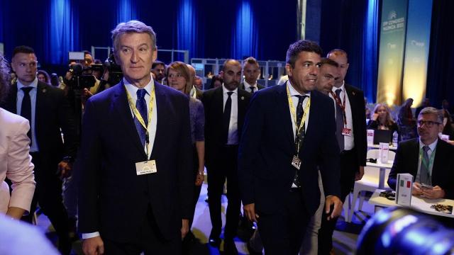 Alberto Núñez Feijóo y Carlos Mazón en la clausura del congreso del PPE. Eduardo Manzana/Europa Press