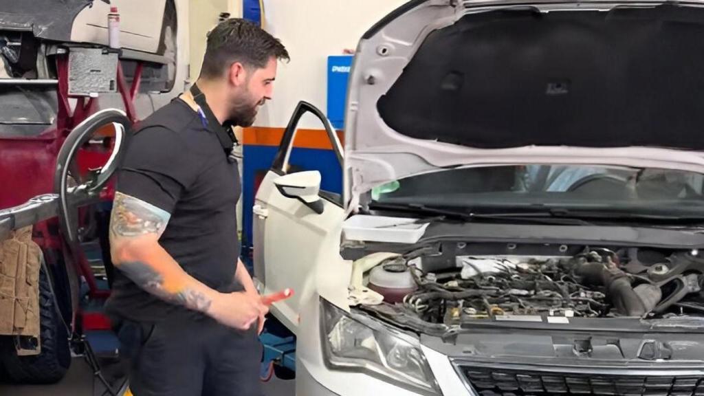⁠Mateo, mecánico y dueño de su taller.