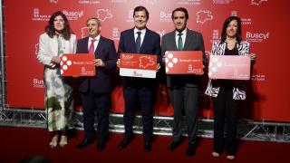 El presidente de la Junta, Alfonso Fernández Mañueco, presenta, junto al consejero de Medio Ambiente, Vivienda y Ordenación del Territorio, Juan Carlos Suárez-Quiñones y el consejero de Movilidad y Transformación Digital, José Luis Sanz, la nueva tarjeta de transporte gratuito Buscyl, este lunes en León