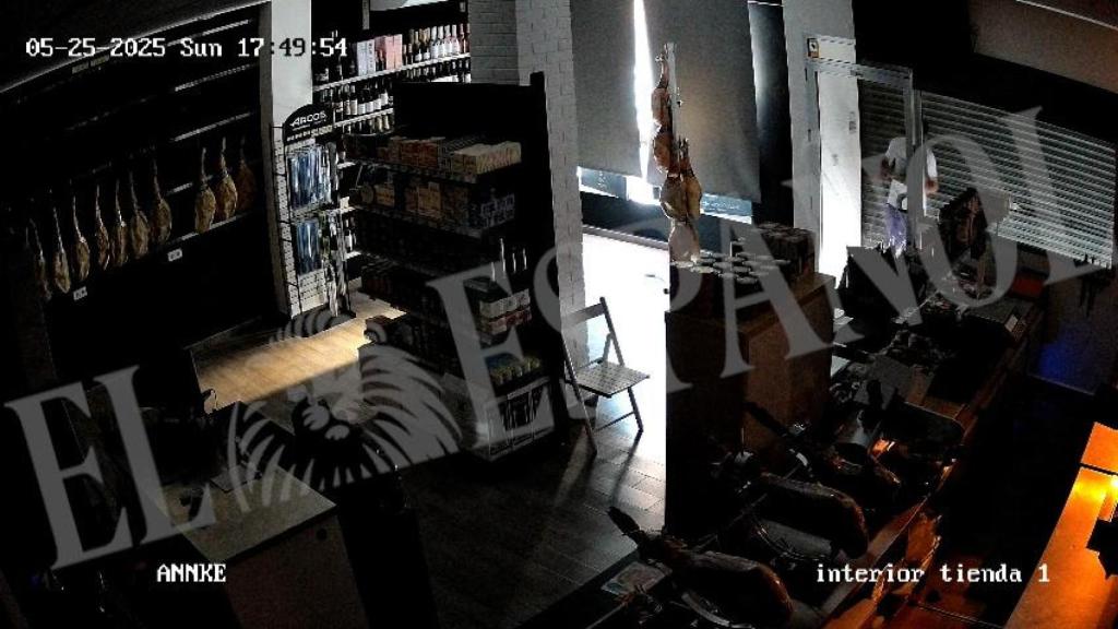 El ladrón, este domingo, durante el asalto a la jamonería de Molina de Segura.