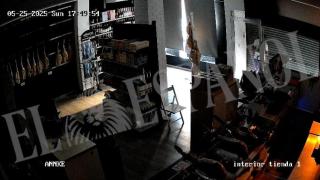 El ladrón, este domingo, durante el asalto a la jamonería de Molina de Segura.