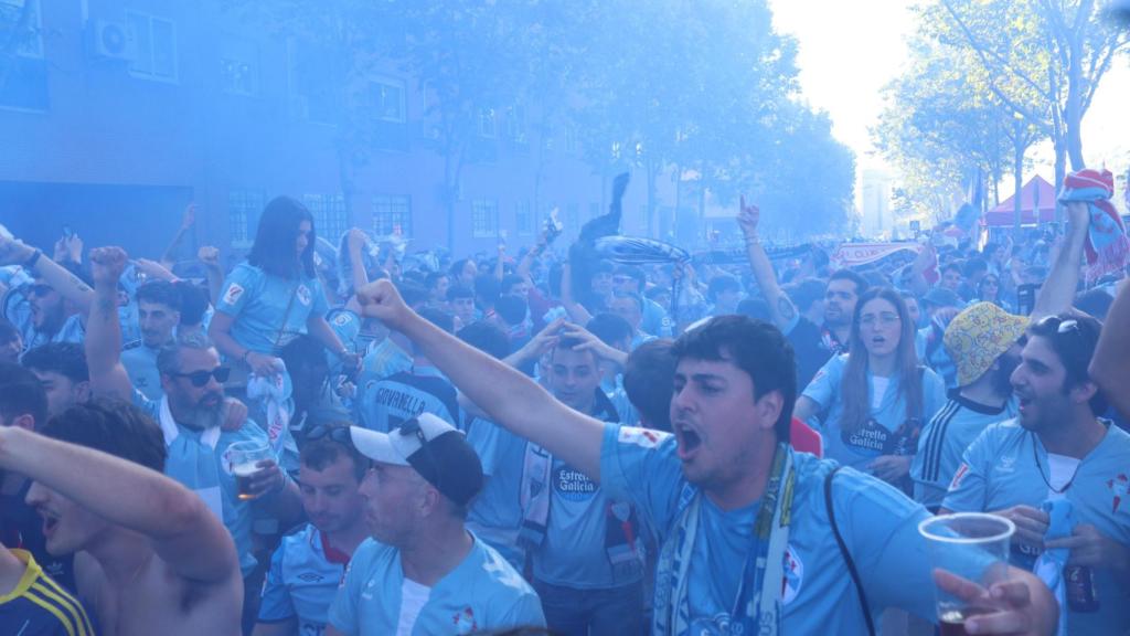 Recibimiento de los aficionados del Celta a su equipo en Getafe