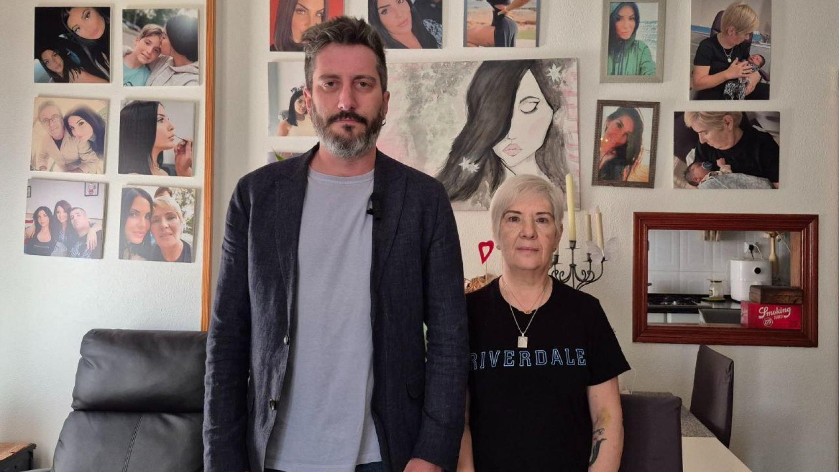 El diputado de Podemos Víctor Egio junto a Felisa, la madre de Sara Gómez.