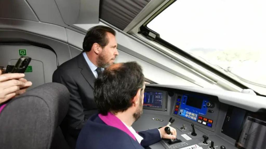 El Ministro de Transportes, Óscar Puente, en las pruebas del tren entre Badajoz y Plasencia.