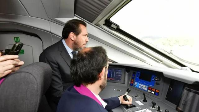 El Ministro de Transportes, Óscar Puente, en las pruebas del tren entre Badajoz y Plasencia.