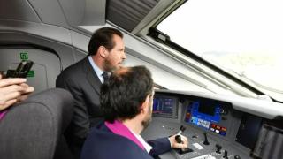 El Ministro de Transportes, Óscar Puente, en las pruebas del tren entre Badajoz y Plasencia.