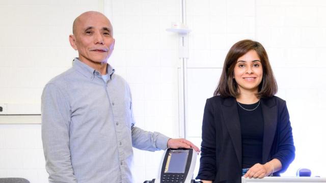 El profesor Manabu T. Nakamura y la investigadora Nouf W. Alfouzan. Fred Zwicky / Universidad de Illinois.