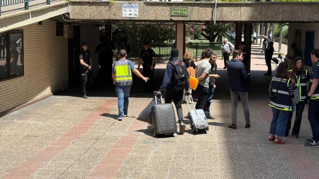 Imágenes del momento del desalojo de alrededor de 100 personas en un hostal ilegal en Zaragoza