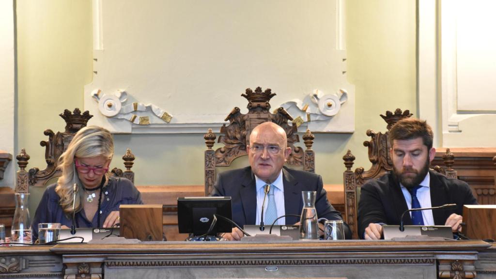 Irene Carvajal, Jesús Julio Carnero y Francisco Blanco en el pleno ordinario de este mes de mayo
