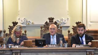 Irene Carvajal, Jesús Julio Carnero y Francisco Blanco en el pleno ordinario de este mes de mayo