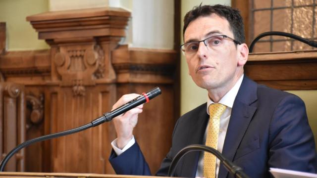 El portavoz del PSOE, Pedro Herrero, durante un pleno del Ayuntamiento de Valladolid